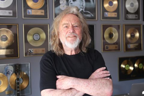 Dieter Dierks vor einer Wand voll goldener Schallplatten