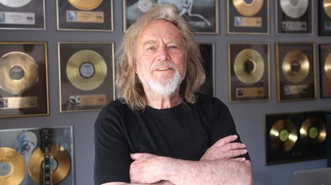 Dieter Dierks vor einer Wand voll goldener Schallplatten