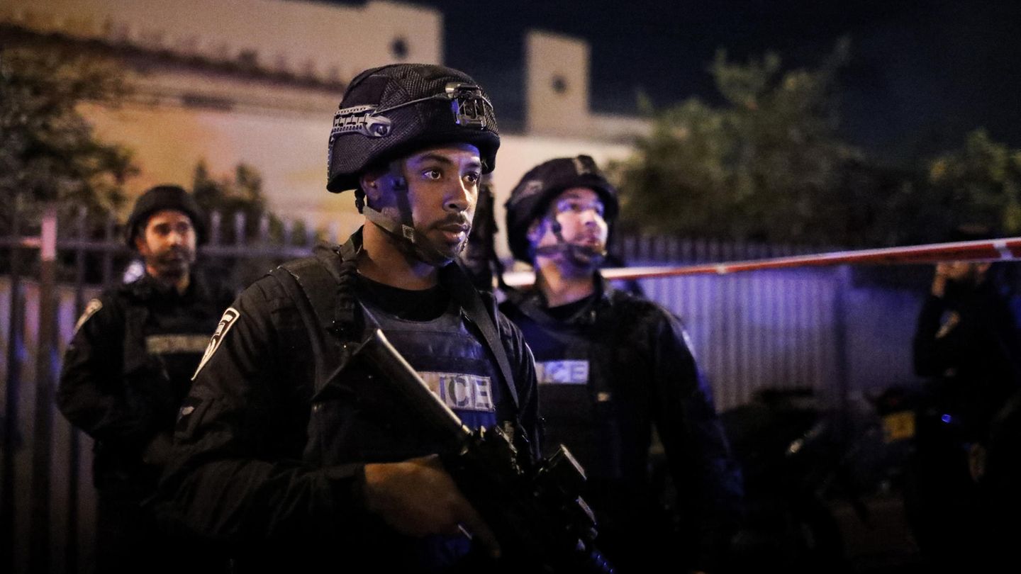 Israel: Manhunt for suspects in deadly attack in Elad