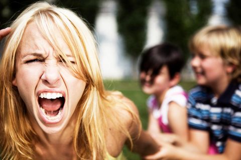Eine Mutter mit ihren beiden Kindern ist mit den Nerven am Ende