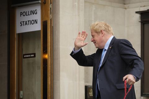 Premier Boris Johnson auf dem Weg ins Wahllokal.