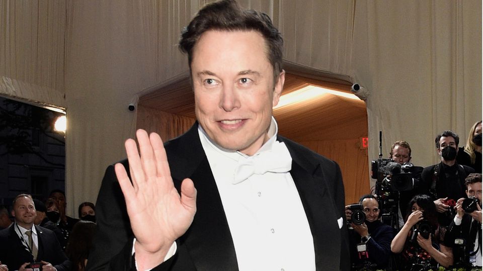 Elon Musk in einem feinen Anzug auf der Met-Gala