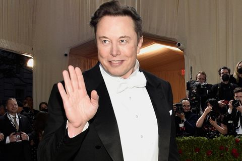 Elon Musk in einem feinen Anzug auf der Met-Gala