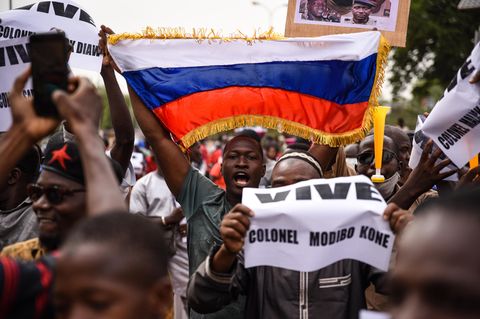 Mali: Menschen demonstrieren für eine militärische Zusammenarbeit zwischen Mali und Russland.