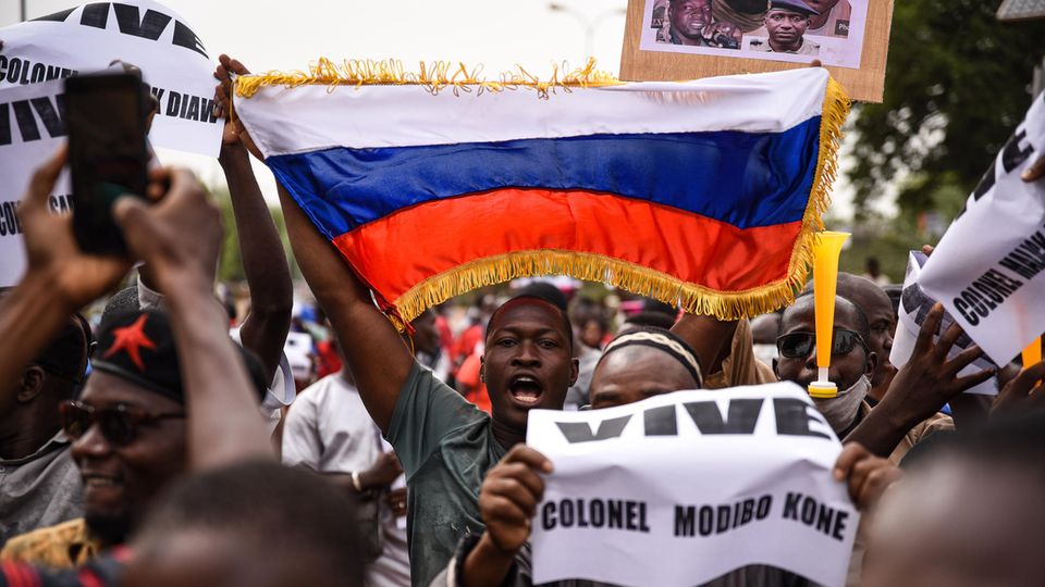 Mali: Menschen demonstrieren für eine militärische Zusammenarbeit zwischen Mali und Russland.