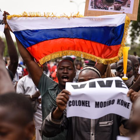 Mali: Menschen demonstrieren für eine militärische Zusammenarbeit zwischen Mali und Russland.