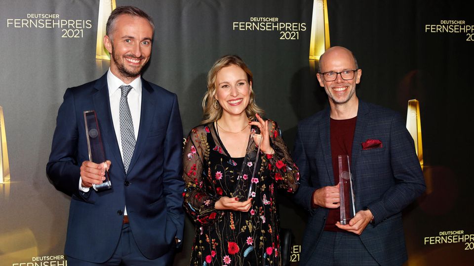 Jan Böhmermann, Hanna Herbst und Markus Hennig bei der Verleihung des Deutschen Fernsehpreises 2021 in Köln.