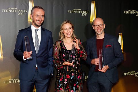 Jan Böhmermann, Hanna Herbst und Markus Hennig bei der Verleihung des Deutschen Fernsehpreises 2021 in Köln.