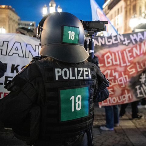 Mehrere hundert Menschen protestieren am 3.5. bei einem Zug durch die Innenstadt gegen Polizeigewalt und Rassismus. Anlass ist der Tod eines Mannes in Mannheim, der nach einer Polizeikontrolle verstorben war