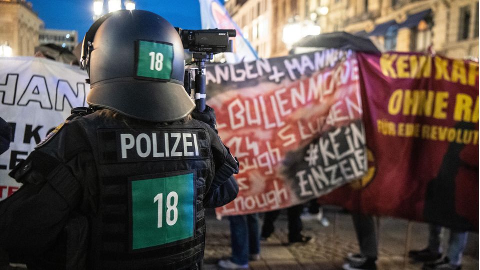 Mehrere hundert Menschen protestieren am 3.5. bei einem Zug durch die Innenstadt gegen Polizeigewalt und Rassismus. Anlass ist der Tod eines Mannes in Mannheim, der nach einer Polizeikontrolle verstorben war