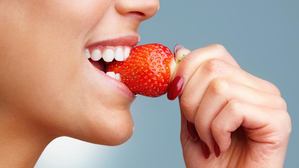 Frau ist eine Erdbeere