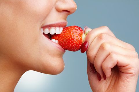 Frau ist eine Erdbeere
