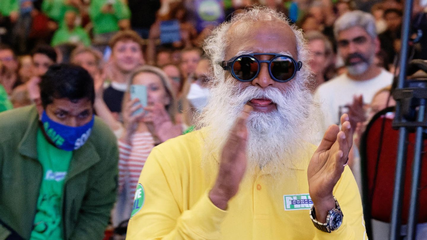 Guru Sadhguru trägt eine Sonnenbrille und klatscht