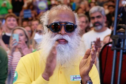 Guru Sadhguru trägt eine Sonnenbrille und klatscht