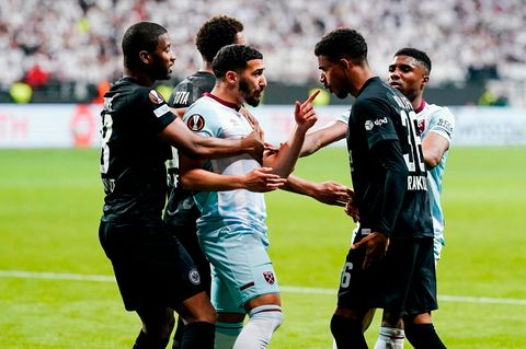 Said Benrahma (m.) von West Ham United und Frankfurts Ansgar Knauff (2.v.r)