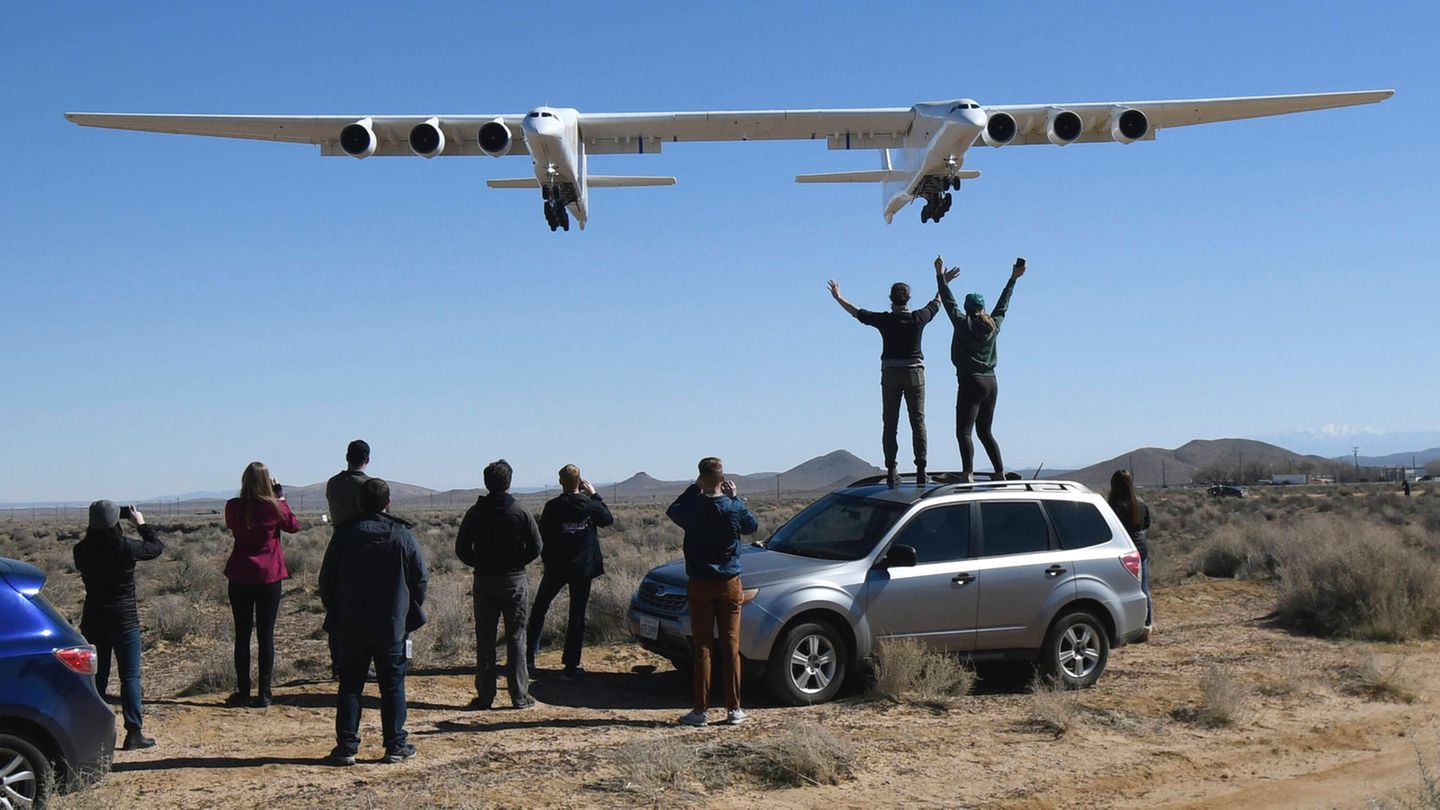 Follow Me: Bei der Rückkkehr von einem Testflug: das Riesenflugzeug Stratolaunch Model 351, öfters auch "Roc" genannt. Bei der Rückkkehr von einem Testflug: das Riesenflugzeug Stratolaunch Model 351, öfters auch "Roc" genannt.