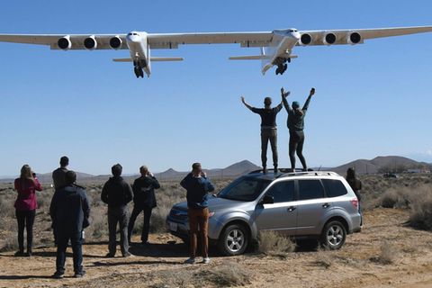 Bei der Rückkkehr von einem Testflug: das Riesenflugzeug Stratolaunch Model 351, öfters auch "Roc" genannt.
