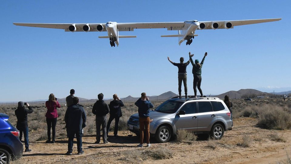 Returning from a test flight: the giant Stratolaunch Model 351 aircraft, often too "role" called.