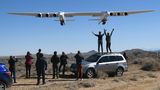 Bei der Rückkkehr von einem Testflug: das Riesenflugzeug Stratolaunch Model 351, öfters auch "Roc" genannt.
