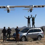 Bei der Rückkkehr von einem Testflug: das Riesenflugzeug Stratolaunch Model 351, öfters auch "Roc" genannt.