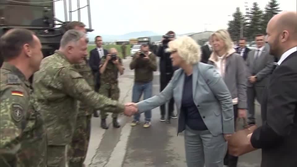 Video: Lambrecht zur Lieferung von Panzerhaubitzen an die Ukraine