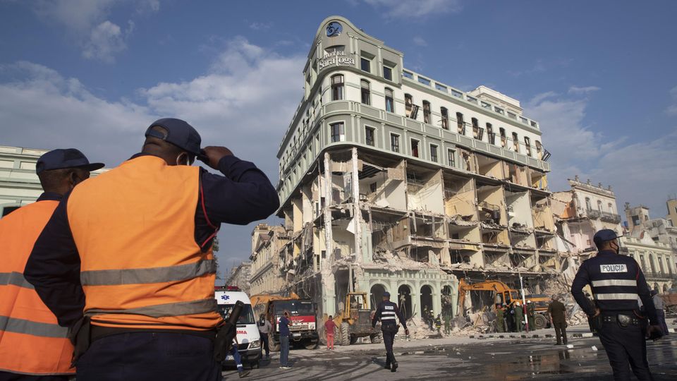 Teile der Fassade des Luxushotels Saratoga in der kubanischen Hauptstadt Havanna wurden zerstört