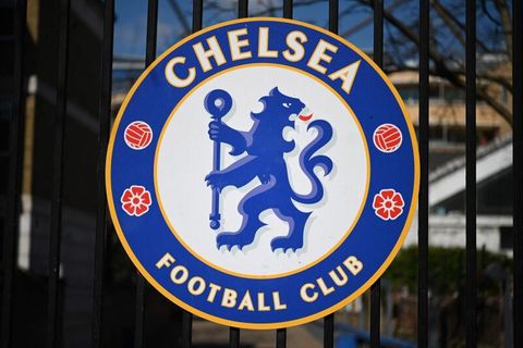 Das Emblem des FC Chelsea an seinem Heimstadion Stamford Bridge in London
