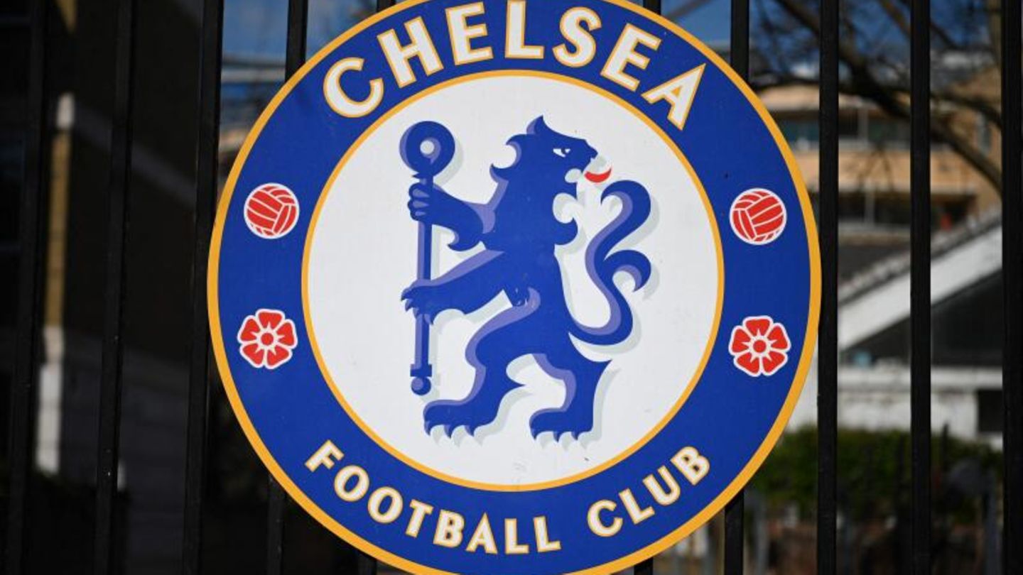 Das Emblem des FC Chelsea an seinem Heimstadion Stamford Bridge in London