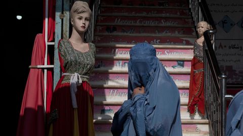 Zwei Frauen, deren Körper komplett von Stoff bedeckt sind. Die Taliban schreiben jetzt das Tragen einer Burka vor.