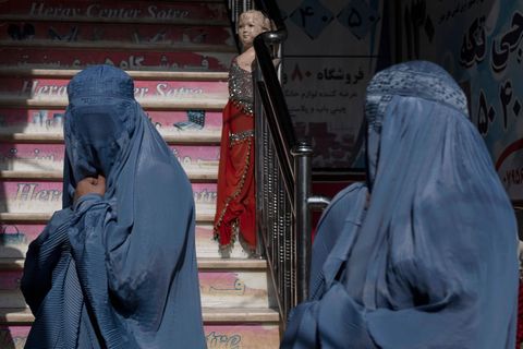Zwei Frauen, deren Körper komplett von Stoff bedeckt sind. Die Taliban schreiben jetzt das Tragen einer Burka vor.