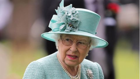 Eine der wichtigsten Aufgaben der Queen ist es, einen guten Thronwechsel vorzubereiten. Ihre jüngsten Entscheidungen tragen dazu nicht gerade bei