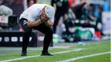 Kein Grund zum Verzweifeln: Dank der Schützenhilfe von Bayer Leverkusen hat der 1. FC Köln die Qualifikation für den Europacup sicher. Zwar kassierten die Rheinländer daheim ausgerechnet durch das Tor des in Köln ausgebildeten Yannick Gerhardt (43.) ein 0:1 (0:1) gegen den VfL Wolfsburg und holten selbst den nötigen Punkt nicht. Da Bayer Leverkusen bei der TSG Hoffenheim gewann, war der Zähler aber auch nicht nötig. Köln ist damit sicher in der Conference League, bei optimalem Verlauf könnte der FC in der kommenden Woche noch in die Europa League aufrücken.