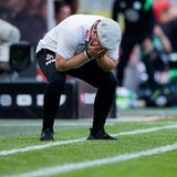 Kein Grund zum Verzweifeln: Dank der Schützenhilfe von Bayer Leverkusen hat der 1. FC Köln die Qualifikation für den Europacup sicher. Zwar kassierten die Rheinländer daheim ausgerechnet durch das Tor des in Köln ausgebildeten Yannick Gerhardt (43.) ein 0:1 (0:1) gegen den VfL Wolfsburg und holten selbst den nötigen Punkt nicht. Da Bayer Leverkusen bei der TSG Hoffenheim gewann, war der Zähler aber auch nicht nötig. Köln ist damit sicher in der Conference League, bei optimalem Verlauf könnte der FC in der kommenden Woche noch in die Europa League aufrücken.