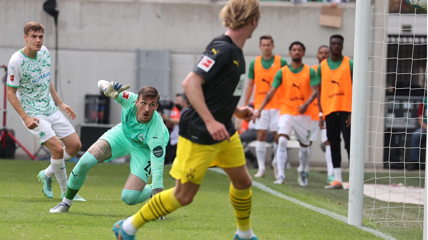 SpVgg Greuther Fürth – Borussia Dortmund 1:3 Borussia Dortmund ist bei der bereits abgestiegenen SpVgg Greuther Fürth zum achten Mal Vize-Meister geworden. Julian Brandt (M.) räumte mit einem Doppelpack gegen Absteiger letzte theoretische Zweifel an Platz zwei hinter Dauerchampion FC Bayern München aus. Für die Dortmunder war der Heim-Abschied von Fürths Trainer Stefan Leitl lange wie ein Sommerkick ohne nötige Schärfe und Tempo, in der Schlussphase des 3:1 (1:0) drehten sie aber auf.