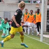 Borussia Dortmund ist bei der bereits abgestiegenen SpVgg Greuther Fürth zum achten Mal Vize-Meister geworden. Julian Brandt (M.) räumte mit einem Doppelpack gegen Absteiger letzte theoretische Zweifel an Platz zwei hinter Dauerchampion FC Bayern München aus. Für die Dortmunder war der Heim-Abschied von Fürths Trainer Stefan Leitl lange wie ein Sommerkick ohne nötige Schärfe und Tempo, in der Schlussphase des 3:1 (1:0) drehten sie aber auf.