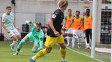 Borussia Dortmund ist bei der bereits abgestiegenen SpVgg Greuther Fürth zum achten Mal Vize-Meister geworden. Julian Brandt (M.) räumte mit einem Doppelpack gegen Absteiger letzte theoretische Zweifel an Platz zwei hinter Dauerchampion FC Bayern München aus. Für die Dortmunder war der Heim-Abschied von Fürths Trainer Stefan Leitl lange wie ein Sommerkick ohne nötige Schärfe und Tempo, in der Schlussphase des 3:1 (1:0) drehten sie aber auf.