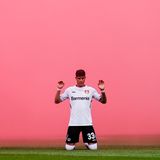 Da hat die Unterstützung von oben offenbar geholfen: Bayer Leverkusen hat vor allem dank Patrik Schick am vorletzten Spieltag den Einzug in die Champions League gefeiert. Die Mannschaft von Trainer Gerardo Seoane siegte in der Fußball-Bundesliga mit 4:2 (1:2) bei der TSG 1899 Hoffenheim und sicherte sich den dritten Tabellenplatz. Der tschechische Stürmer Schick seine Saisontore Nummer 23 und 24.