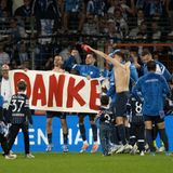 Fans und Spieler des VfL Bochum haben Grund zu Feiern, Arminia Bielefeld eher nicht. Weil letztere im Ruhrgebiet einen Sieg klar verpasst haben, können sie schon an diesem Wochenende aus der Fußball-Bundesliga absteigen. Der Tabellenvorletzte verlor 1:2 (1:1) vom Revierclub. Gewinnt der VfB Stuttgart am Sonntag beim bereits als Meister feststehenden FC Bayern München, stünde der achte Bundesliga-Abstieg der Arminia fest.