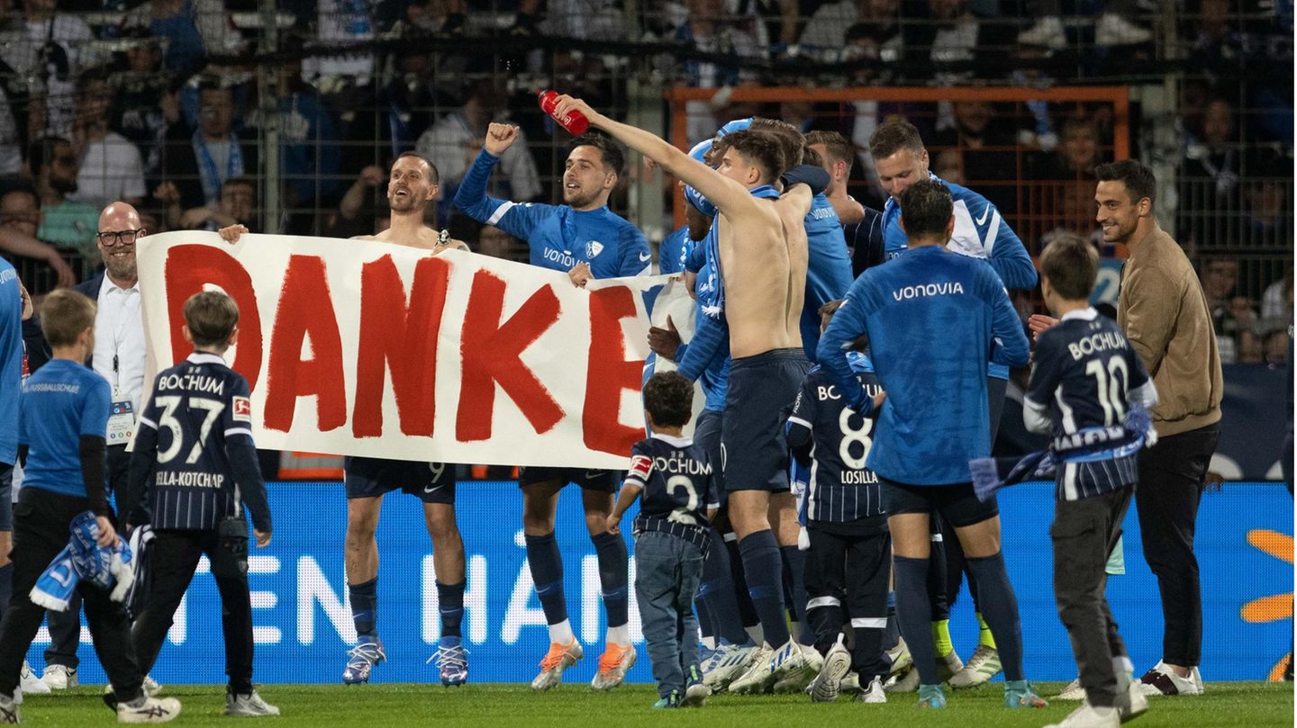 VfL Bochum – Arminia Bielefeld 2:1 Fans und Spieler des VfL Bochum haben Grund zu Feiern, Arminia Bielefeld eher nicht. Weil letztere im Ruhrgebiet einen Sieg klar verpasst haben, können sie schon an diesem Wochenende aus der Fußball-Bundesliga absteigen. Der Tabellenvorletzte verlor 1:2 (1:1) vom Revierclub. Gewinnt der VfB Stuttgart am Sonntag beim bereits als Meister feststehenden FC Bayern München, stünde der achte Bundesliga-Abstieg der Arminia fest.