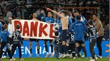 Fans und Spieler des VfL Bochum haben Grund zu Feiern, Arminia Bielefeld eher nicht. Weil letztere im Ruhrgebiet einen Sieg klar verpasst haben, können sie schon an diesem Wochenende aus der Fußball-Bundesliga absteigen. Der Tabellenvorletzte verlor 1:2 (1:1) vom Revierclub. Gewinnt der VfB Stuttgart am Sonntag beim bereits als Meister feststehenden FC Bayern München, stünde der achte Bundesliga-Abstieg der Arminia fest.