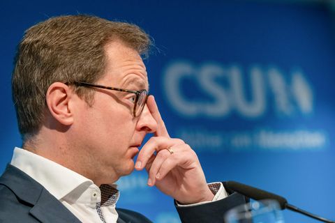 Martin Huber sitzt auf einem CSU-Podium