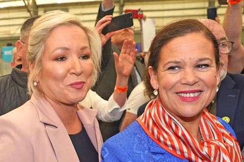 Die Vorsitzende von Sinn Fein Mary Lou McDonald und Spitzenkandidatin Michelle O'Neill freuen sich