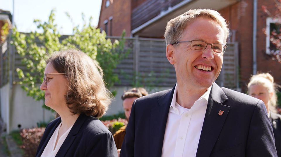 Schleswig-Holstein: Daniel Günther und Ehefrau Anke auf dem Weg zu ihrem Wahllokal in Eckernförde Daniel Günther und Ehefrau Anke auf dem Weg zu ihrem Wahllokal in Eckernförde