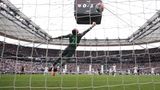 Eintracht Frankfurt ist derzeit mehr Europacup- als Bundesliga-Team. Dennoch haben die Hessen auf dem Weg nach Sevilla Moral bewiesen und eine Niederlage gegen Ex-Coach Adi Hütter abgewendet. Der Europa-League-Finalist erkämpfte sich am vorletzten Spieltag ein 1:1 (0:1) gegen Borussia Mönchengladbach, steht im krassen Kontrast zu den magischen Europapokal-Nächten aber nur auf Liga-Rang zwölf. Alassane Pléa (4. Minute) erzielte am Sonntag die Führung für die Gäste, die von Goncalo Paciencia (66.) vor 51.500 Zuschauern ausgeglichen wurde.
