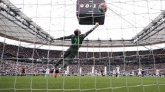 Eintracht Frankfurt ist derzeit mehr Europacup- als Bundesliga-Team. Dennoch haben die Hessen auf dem Weg nach Sevilla Moral bewiesen und eine Niederlage gegen Ex-Coach Adi Hütter abgewendet. Der Europa-League-Finalist erkämpfte sich am vorletzten Spieltag ein 1:1 (0:1) gegen Borussia Mönchengladbach, steht im krassen Kontrast zu den magischen Europapokal-Nächten aber nur auf Liga-Rang zwölf. Alassane Pléa (4. Minute) erzielte am Sonntag die Führung für die Gäste, die von Goncalo Paciencia (66.) vor 51.500 Zuschauern ausgeglichen wurde.