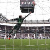 Eintracht Frankfurt ist derzeit mehr Europacup- als Bundesliga-Team. Dennoch haben die Hessen auf dem Weg nach Sevilla Moral bewiesen und eine Niederlage gegen Ex-Coach Adi Hütter abgewendet. Der Europa-League-Finalist erkämpfte sich am vorletzten Spieltag ein 1:1 (0:1) gegen Borussia Mönchengladbach, steht im krassen Kontrast zu den magischen Europapokal-Nächten aber nur auf Liga-Rang zwölf. Alassane Pléa (4. Minute) erzielte am Sonntag die Führung für die Gäste, die von Goncalo Paciencia (66.) vor 51.500 Zuschauern ausgeglichen wurde.