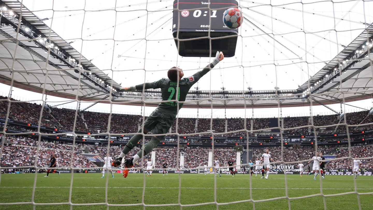 Eintracht Frankfurt – Borussia Mönchengladbach 1:1 Eintracht Frankfurt ist derzeit mehr Europacup- als Bundesliga-Team. Dennoch haben die Hessen auf dem Weg nach Sevilla Moral bewiesen und eine Niederlage gegen Ex-Coach Adi Hütter abgewendet. Der Europa-League-Finalist erkämpfte sich am vorletzten Spieltag ein 1:1 (0:1) gegen Borussia Mönchengladbach, steht im krassen Kontrast zu den magischen Europapokal-Nächten aber nur auf Liga-Rang zwölf. Alassane Pléa (4. Minute) erzielte am Sonntag die Führung für die Gäste, die von Goncalo Paciencia (66.) vor 51.500 Zuschauern ausgeglichen wurde.