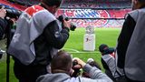 Diese Schale wurde nach dem Spiel an den Deutschen Meister Bayern München übergeben. Zuvor aber hat der VfB Stuttgart seine Chance auf den direkten Klassenverbleib gewahrt. Durch ein 2:2 (1:2) verkürzte der Tabellen-16. den Rückstand auf den 15. Hertha BSC auf drei Punkte. Der VfB hat zudem das deutlich bessere Torverhältnis als die Berliner. Am letzten Spieltag können die Stuttgarter mit einem Heimsieg gegen den 1. FC Köln noch den Relegationsplatz verlassen, wenn Hertha in Dortmund verliert.