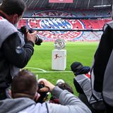 Diese Schale wurde nach dem Spiel an den Deutschen Meister Bayern München übergeben. Zuvor aber hat der VfB Stuttgart seine Chance auf den direkten Klassenverbleib gewahrt. Durch ein 2:2 (1:2) verkürzte der Tabellen-16. den Rückstand auf den 15. Hertha BSC auf drei Punkte. Der VfB hat zudem das deutlich bessere Torverhältnis als die Berliner. Am letzten Spieltag können die Stuttgarter mit einem Heimsieg gegen den 1. FC Köln noch den Relegationsplatz verlassen, wenn Hertha in Dortmund verliert.