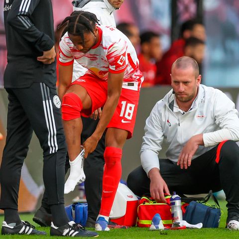 Der Zauberfuß wird eingekleidet. Im Fernduell gegen Pokalfinalist SC Freiburg um die Königsklasse hat RB Leipzig gewonnen. Die zuletzt schwächelnden Sachsen siegten gegen den FC Augsburg mit 4:0 (1:0). Das Team von Trainer Domenico Tedesco kletterte in der Tabelle auf Rang vier vorbei an den Breisgauern und hat die Qualifikation für die Champions League vor dem Bundesliga-Finale wieder selbst in der Hand. Vor 37.029 Zuschauern in der Red Bull-Arena brachte André Silva (40. Minute) RB in Führung, ehe Christopher Nkunku (Bild, 48./57.) und Emil Forsberg (64./Foulelfmeter) nachlegten.